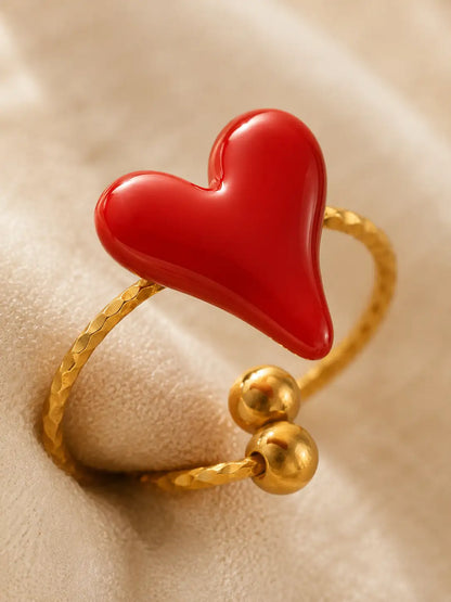 Pasión Sutil – Anillo dorado en acero inoxidable con diseño de corazón