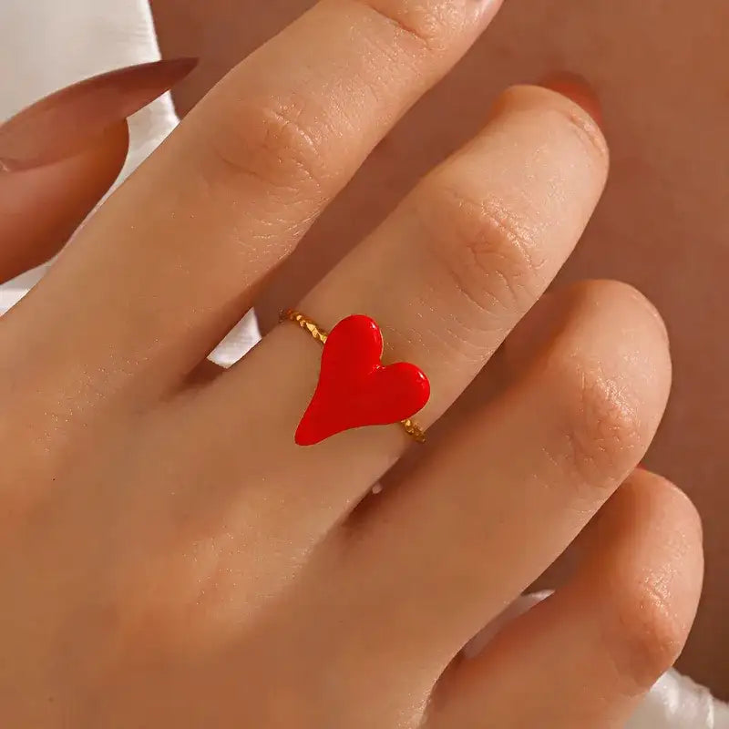 Pasión Sutil – Anillo dorado en acero inoxidable con diseño de corazón