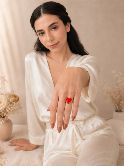 Pasión Sutil – Anillo dorado en acero inoxidable con diseño de corazón