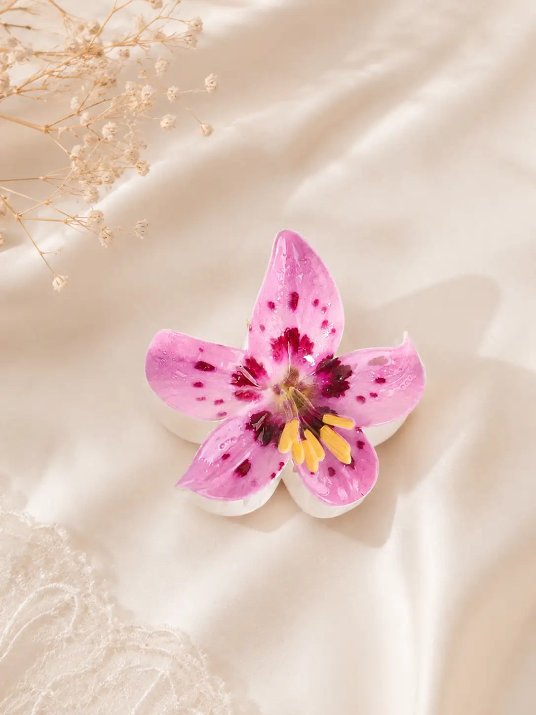 Pétalos Dulces – Pinza floral rosada para peinados femeninos