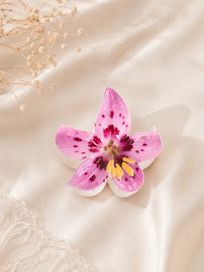 Pétalos Dulces – Pinza floral rosada para peinados femeninos