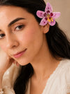 Pétalos Dulces – Pinza floral rosada para peinados femeninos