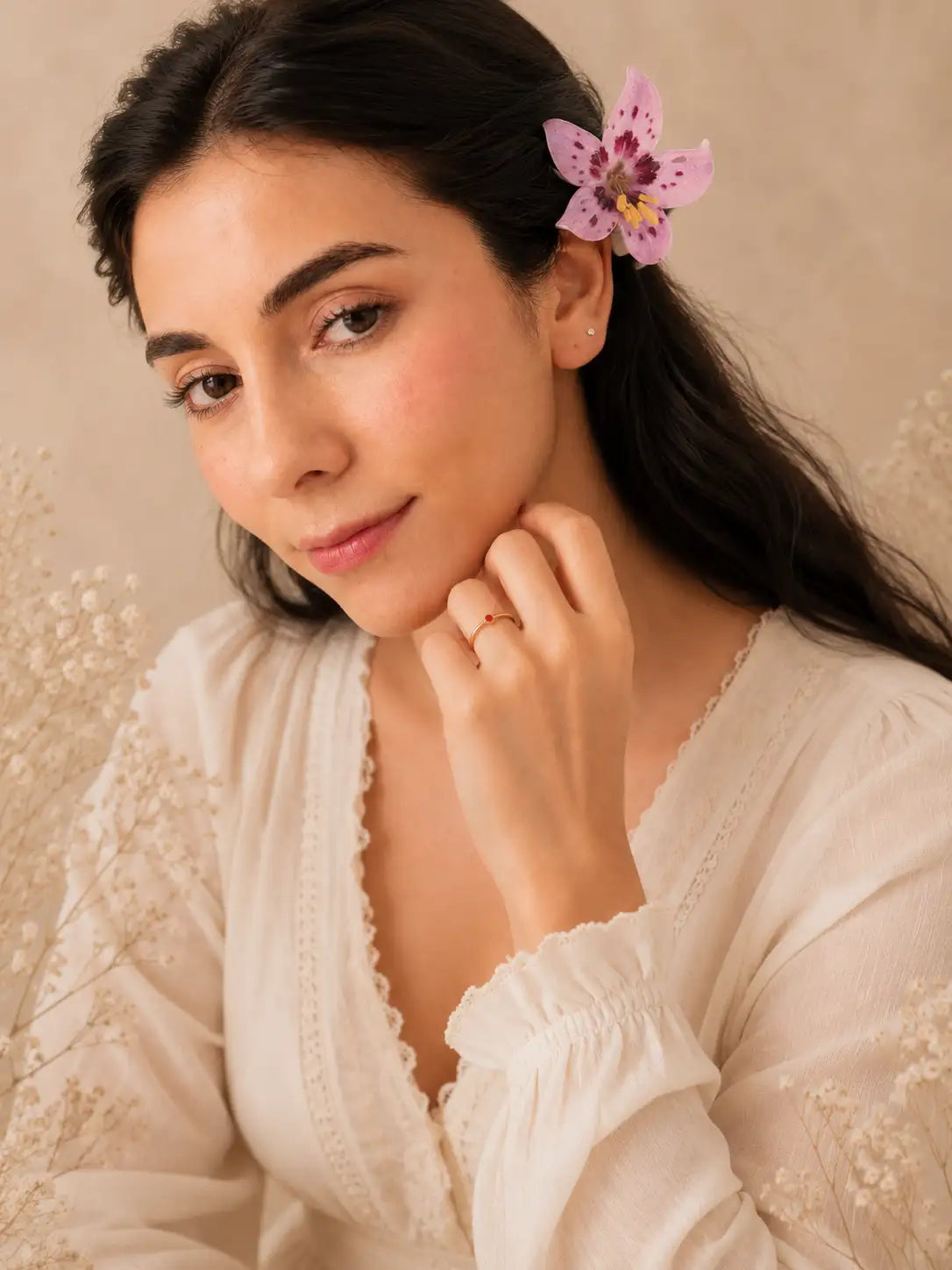Pétalos Dulces – Pinza floral rosada para peinados femeninos