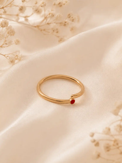 Punto de Pasión – Anillo en acero inoxidable dorado con detalle rojo