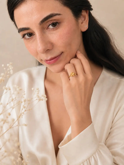 Flor Radiante – Anillo ajustable en acero inoxidable con flor dorada