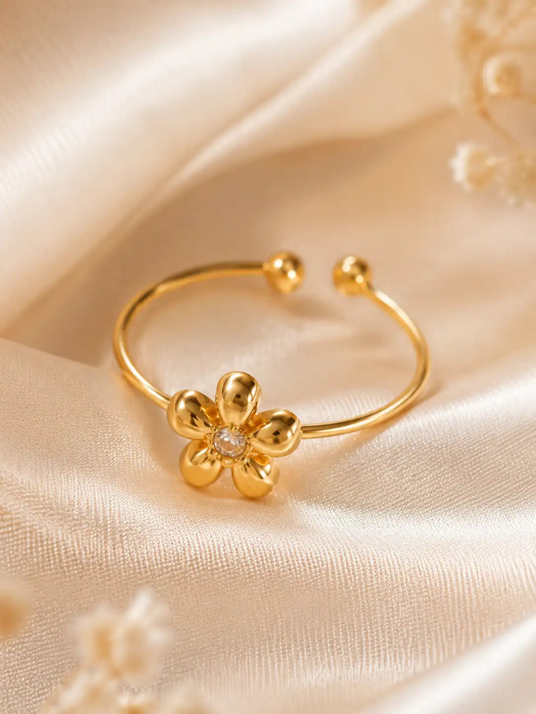 Flor Radiante – Anillo ajustable en acero inoxidable con flor dorada
