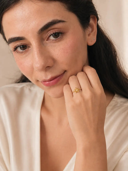 Flor Radiante – Anillo ajustable en acero inoxidable con flor dorada