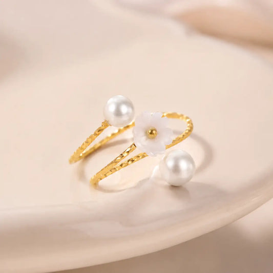 Sueño de Perlas – anillo romántico dorado con detalles en acero