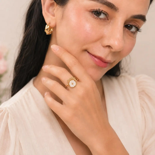 Rama de Luz – Anillo dorado delicado con detalle floral