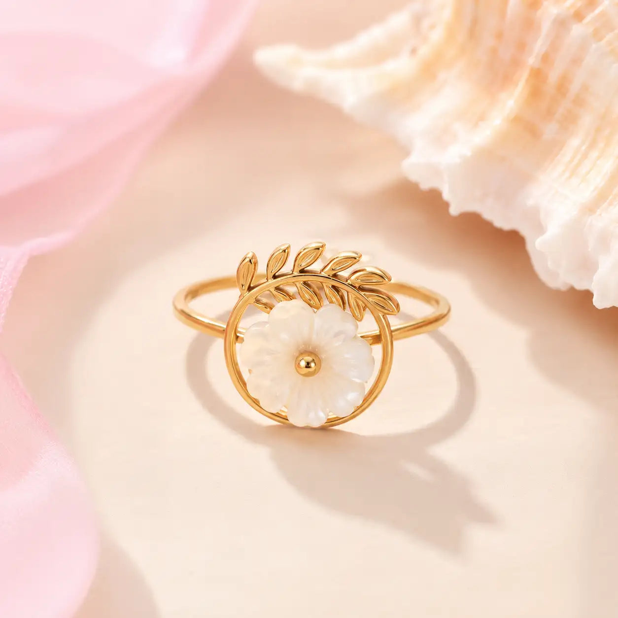 Rama de Luz – Anillo dorado delicado con detalle floral
