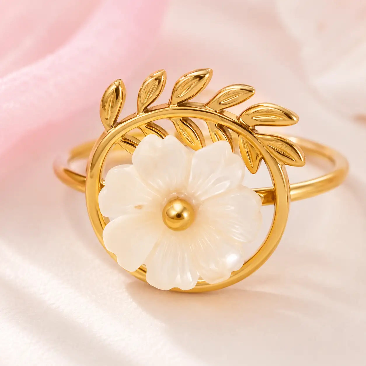 Rama de Luz – Anillo dorado delicado con detalle floral