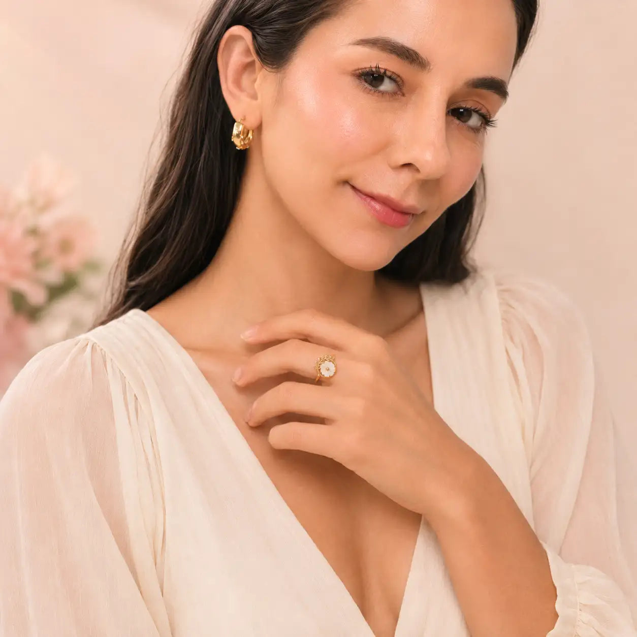 Rama de Luz – Anillo dorado delicado con detalle floral