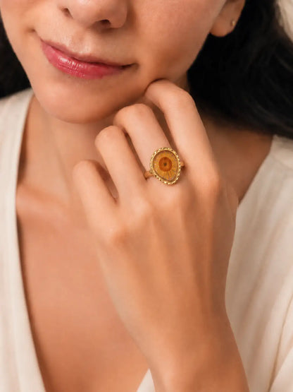 Margarita Dorada – Anillo en acero inoxidable con flor encapsulada en resina