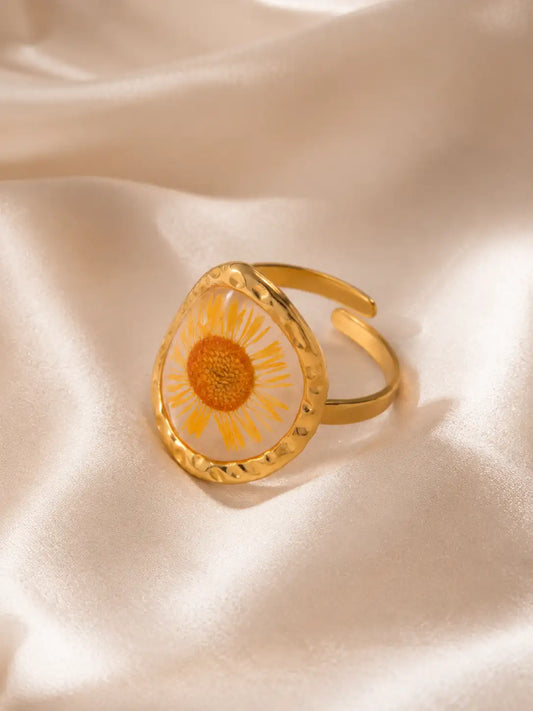 Margarita Dorada – Anillo en acero inoxidable con flor encapsulada en resina
