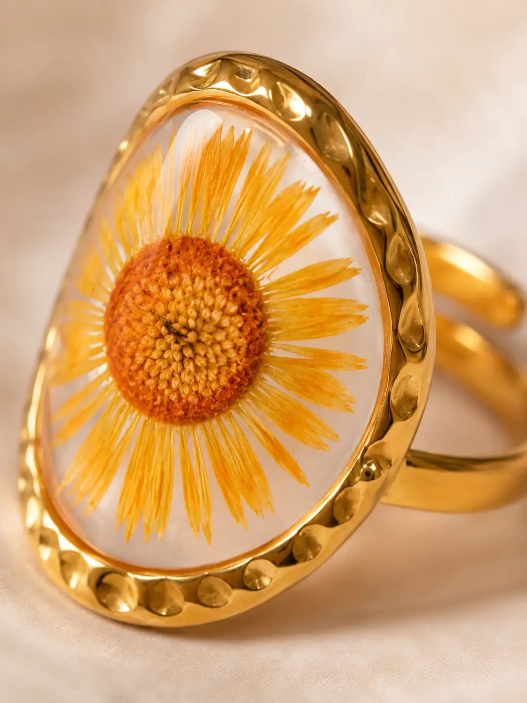 Margarita Dorada – Anillo en acero inoxidable con flor encapsulada en resina
