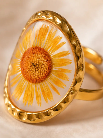 Margarita Dorada – Anillo en acero inoxidable con flor encapsulada en resina