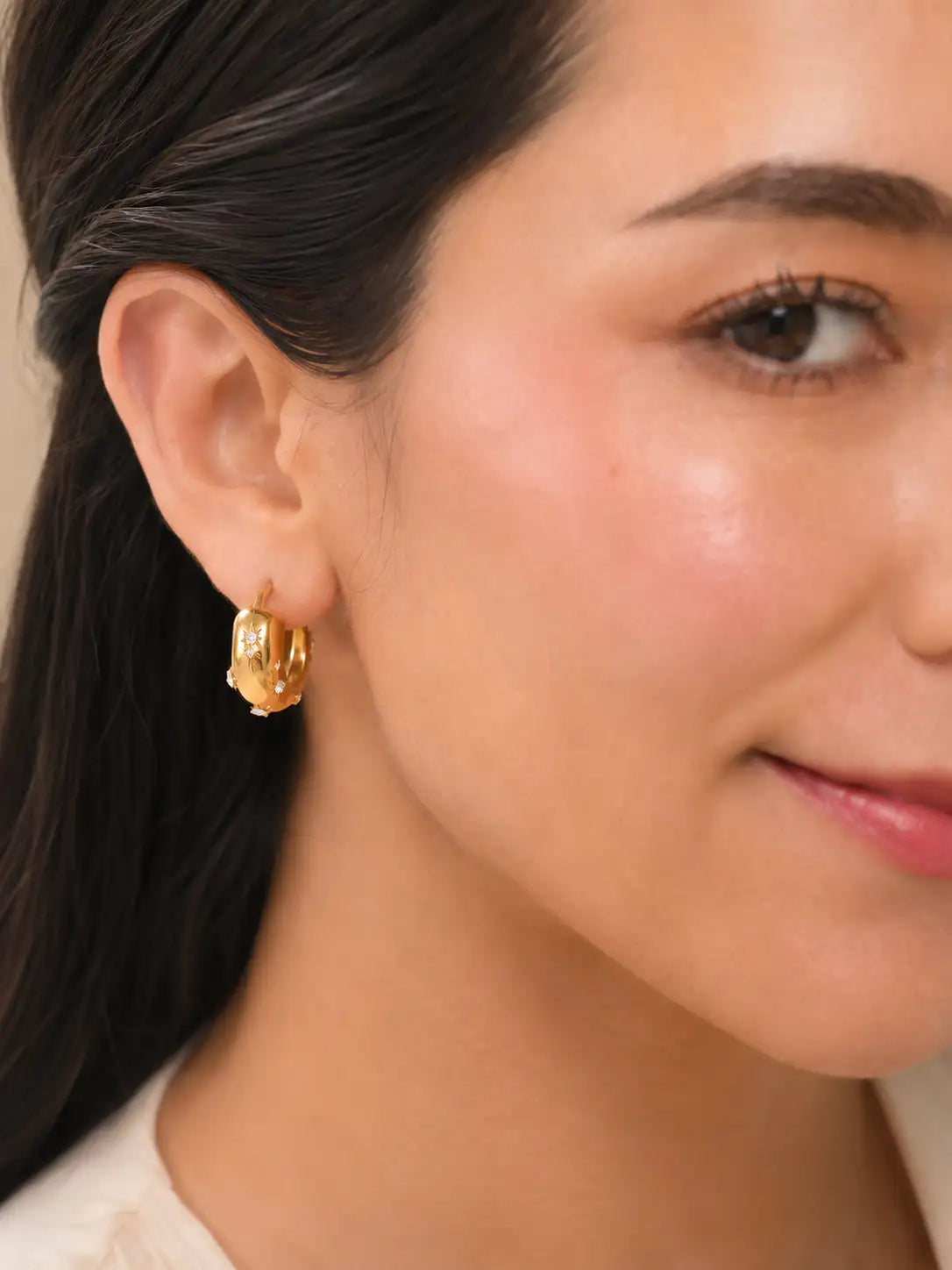 Noche Dorada – Aretes en acero con detalles brillantes