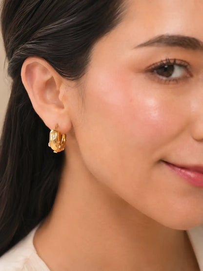Noche Dorada – Aretes en acero con detalles brillantes