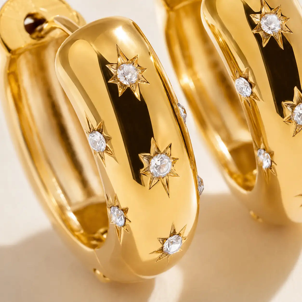 Noche Dorada – Aretes en acero con detalles brillantes