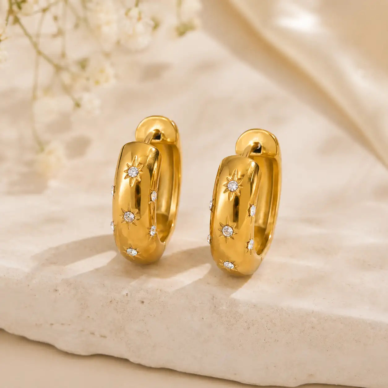 Noche Dorada – Aretes en acero con detalles brillantes