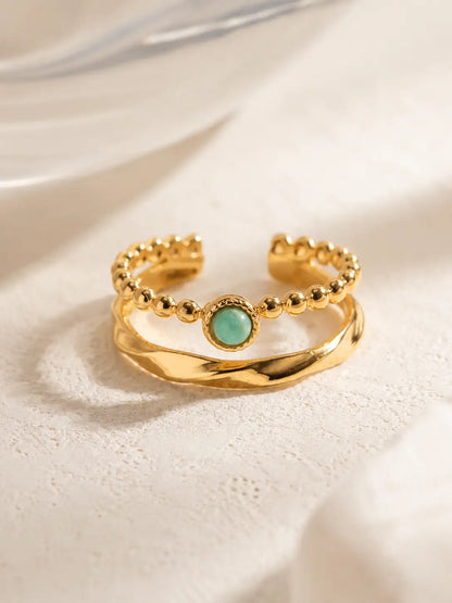 Brillo Esmeralda – Anillo fino con acento verde y diseño sofisticado