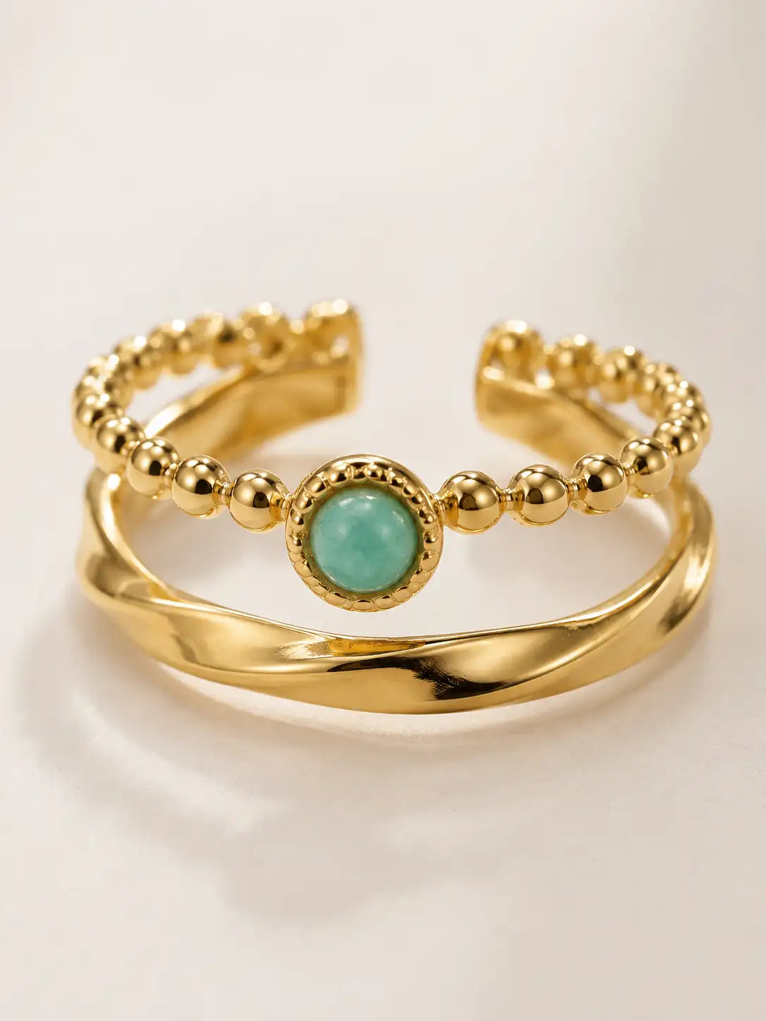Brillo Esmeralda – Anillo fino con acento verde y diseño sofisticado