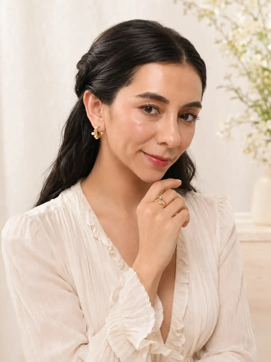 Brillo Esmeralda – Anillo fino con acento verde y diseño sofisticado