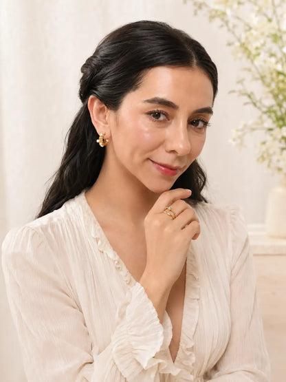 Brillo Esmeralda – Anillo fino con acento verde y diseño sofisticado