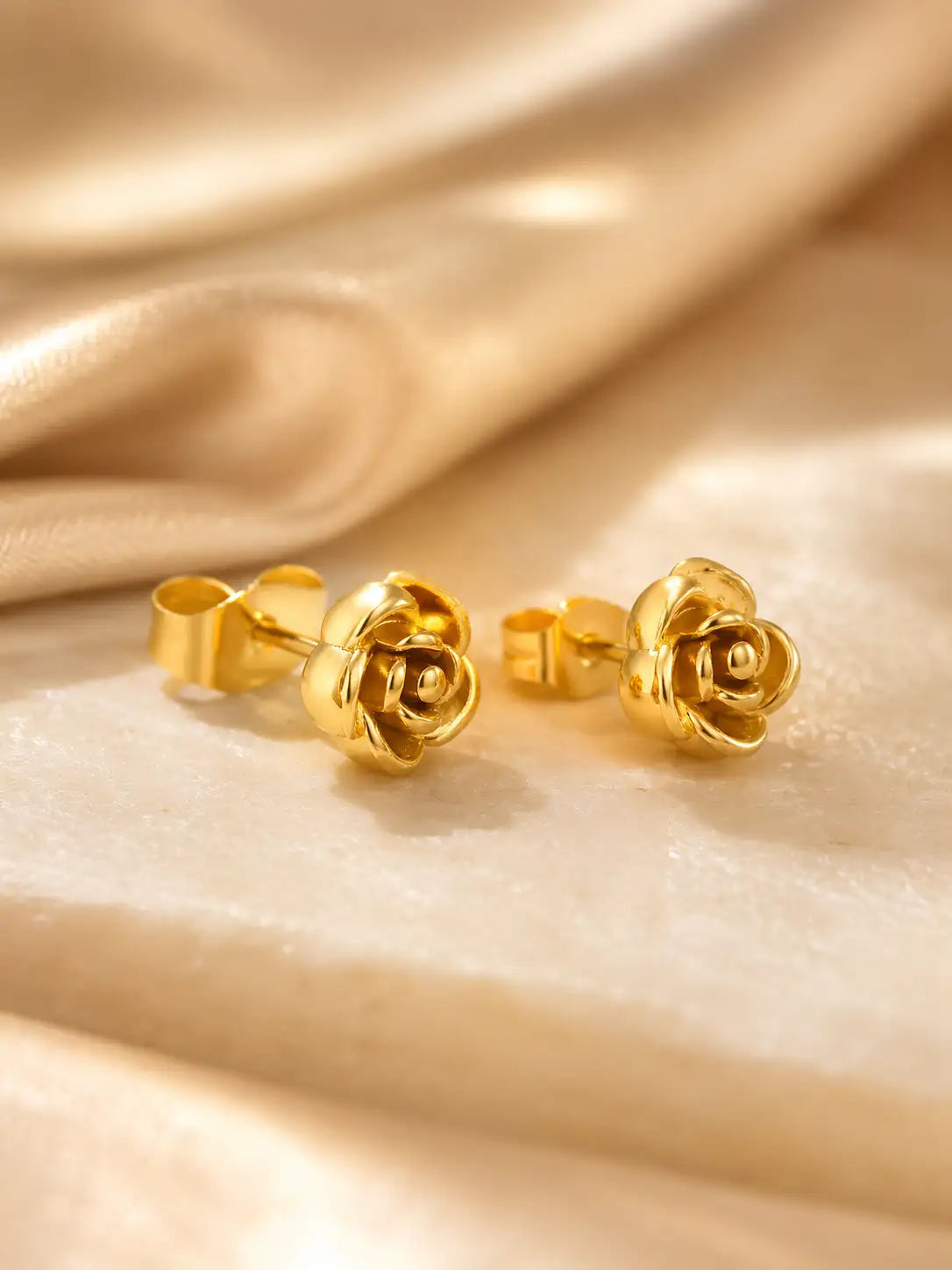 Rosa Encantada – Aretes en acero inoxidable con flor dorado