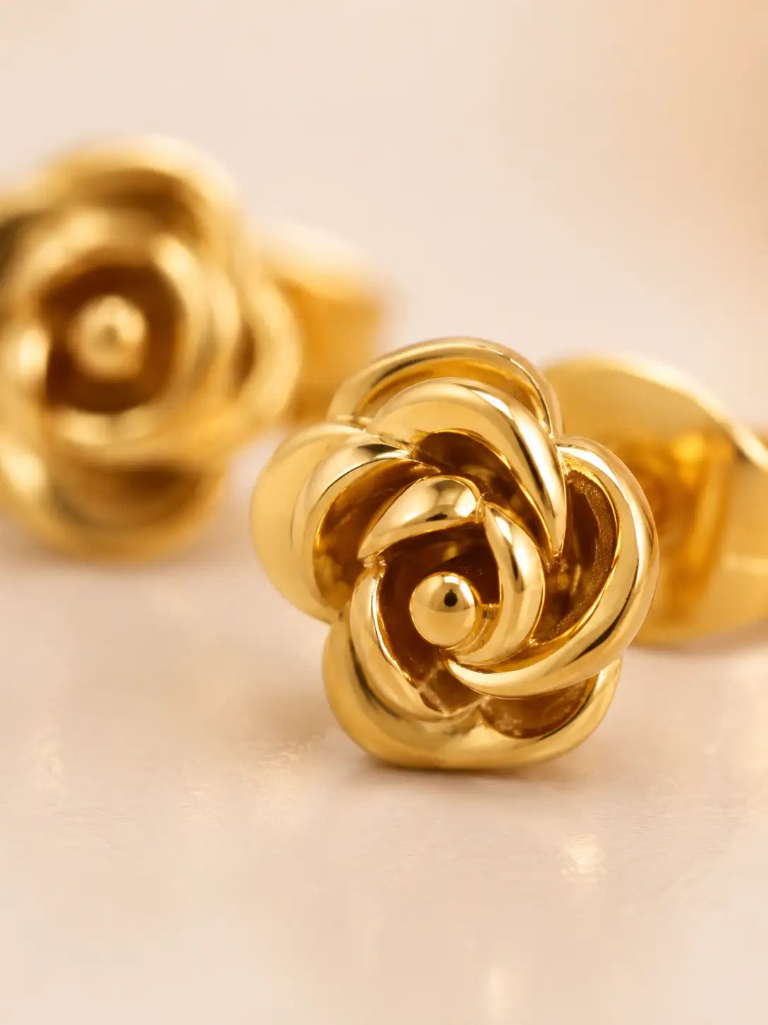 Rosa Encantada – Aretes en acero inoxidable con flor dorado