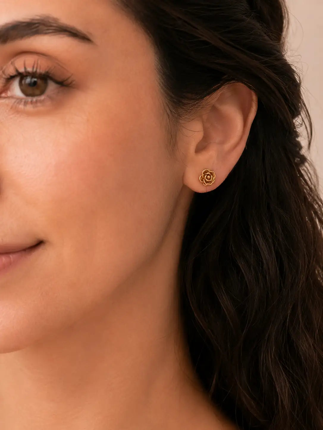 Rosa Encantada – Aretes en acero inoxidable con flor dorado