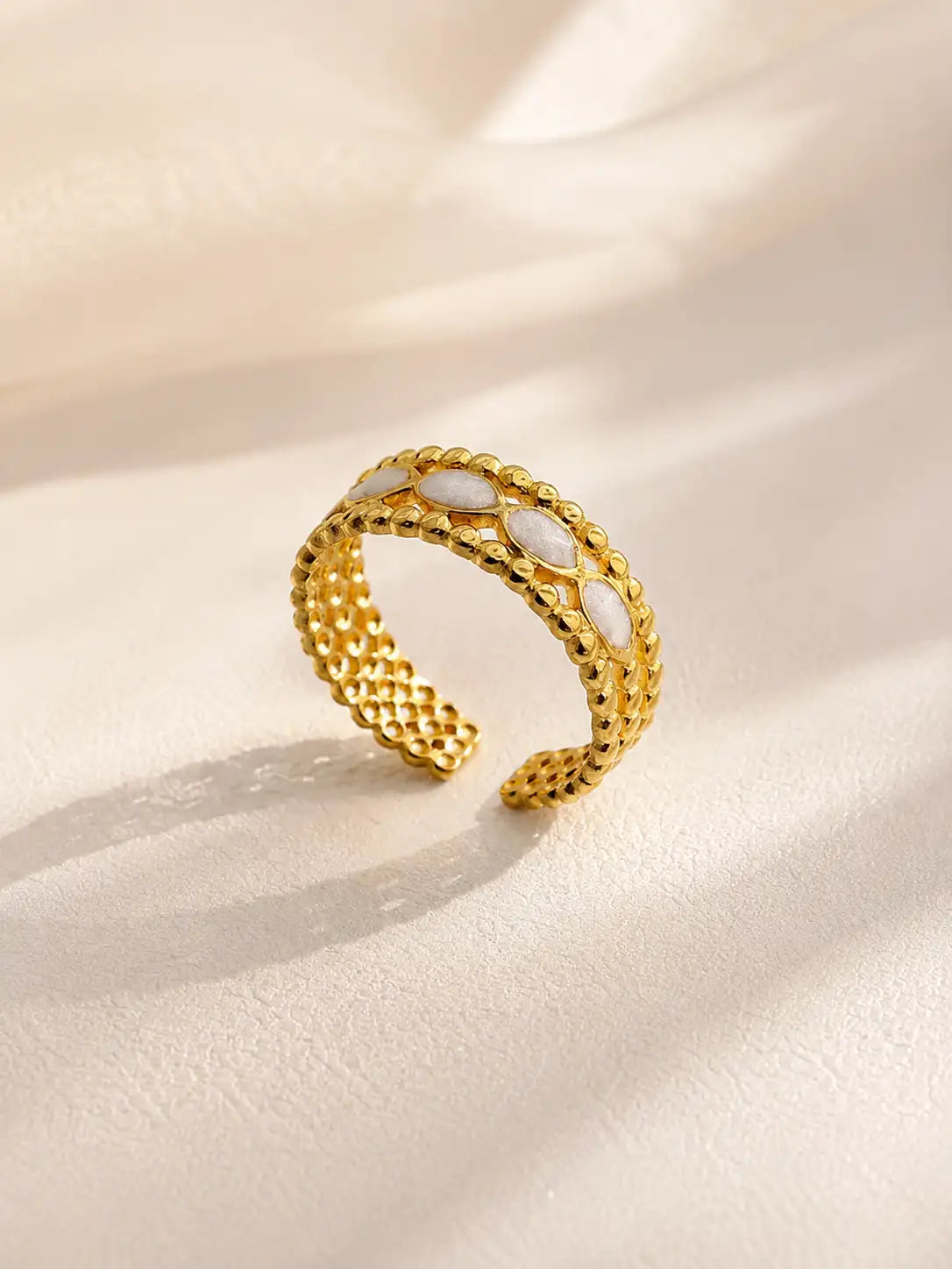 Dulce Elegancia – Anillo en acero dorado femenino con textura