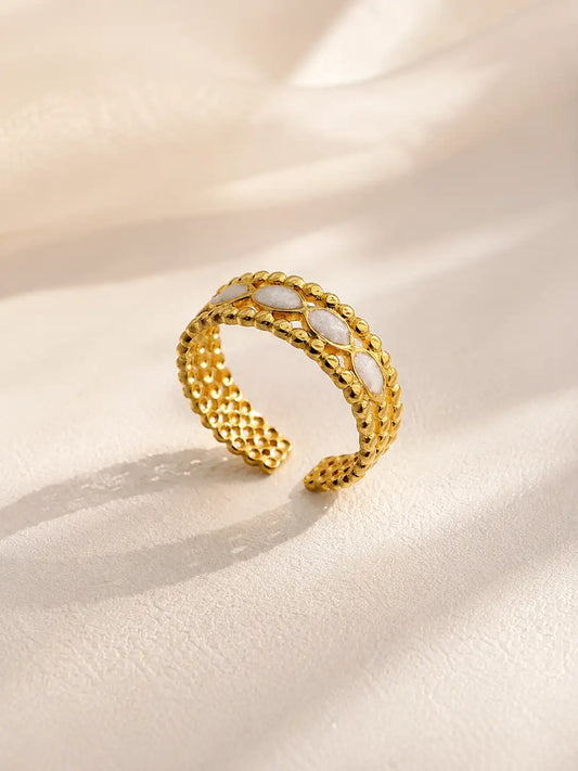 Dulce Elegancia – Anillo en acero dorado femenino con textura