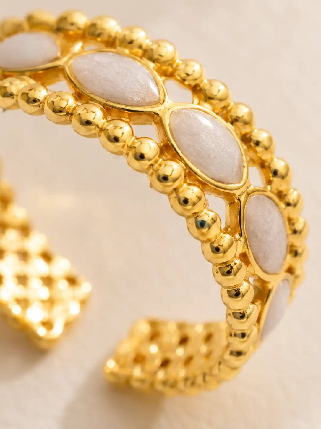 Dulce Elegancia – Anillo en acero dorado femenino con textura