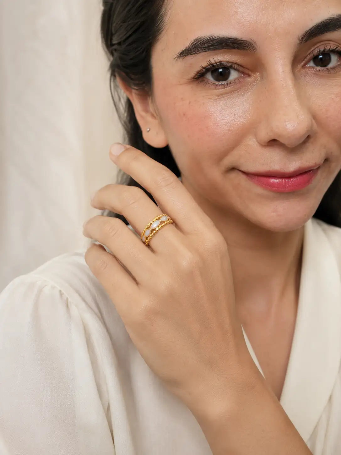 Dulce Elegancia – Anillo en acero dorado femenino con textura