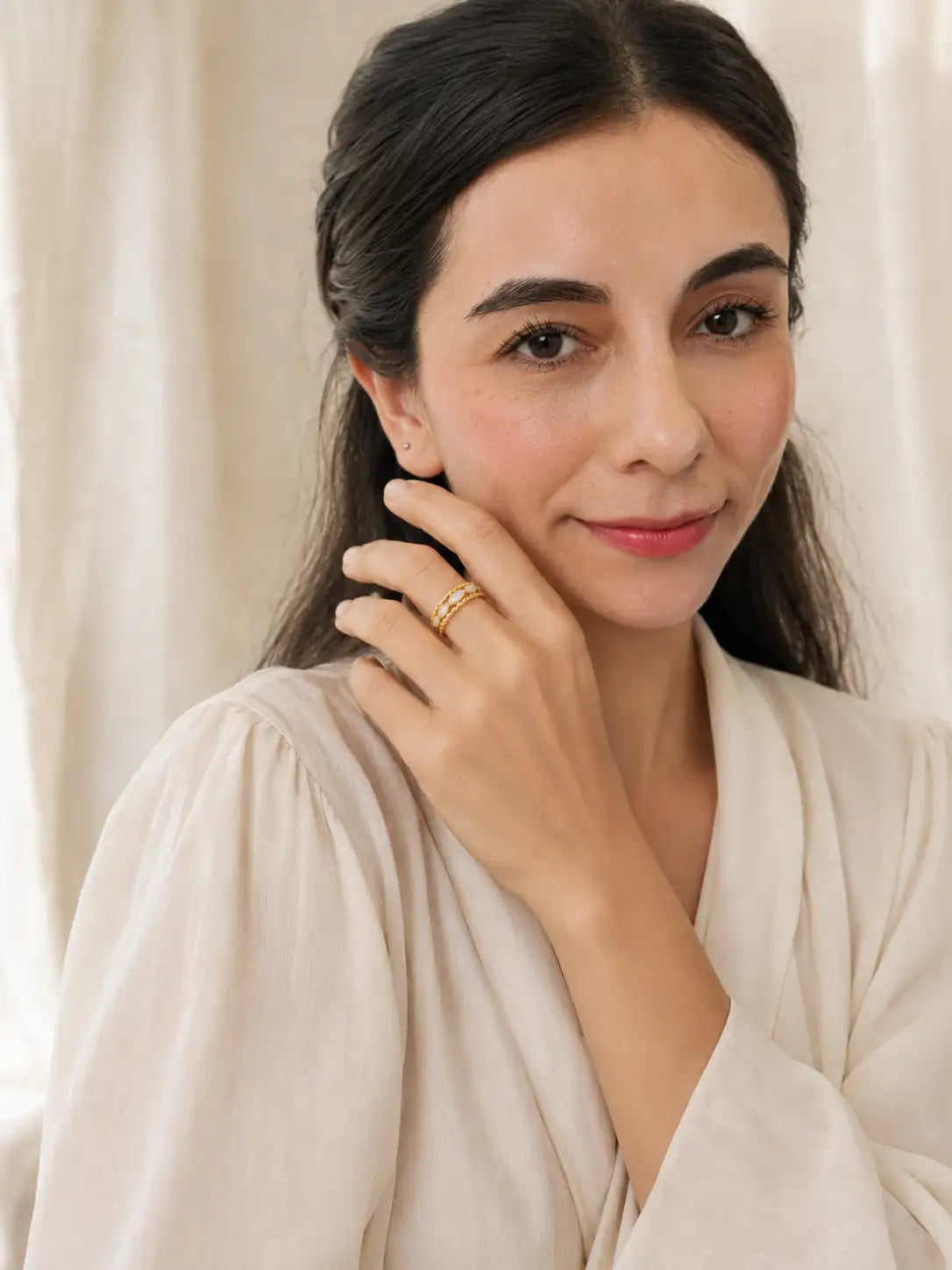 Dulce Elegancia – Anillo en acero dorado femenino con textura