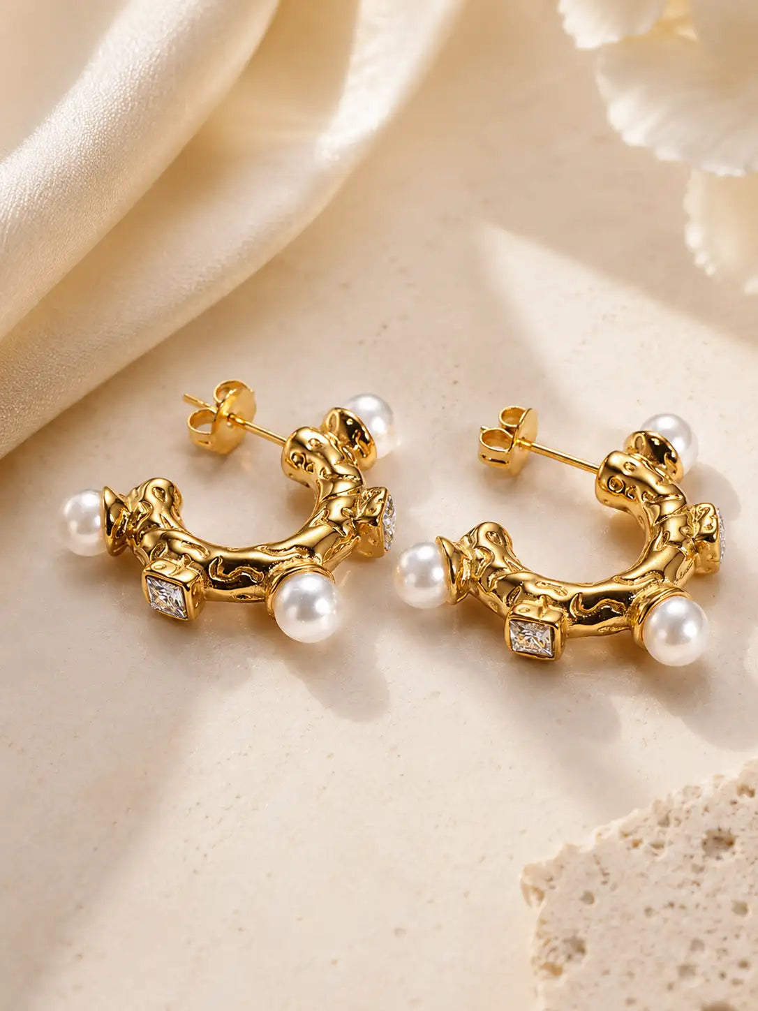 Perla Imperial – Aretes dorados en acero inoxidable con cristales