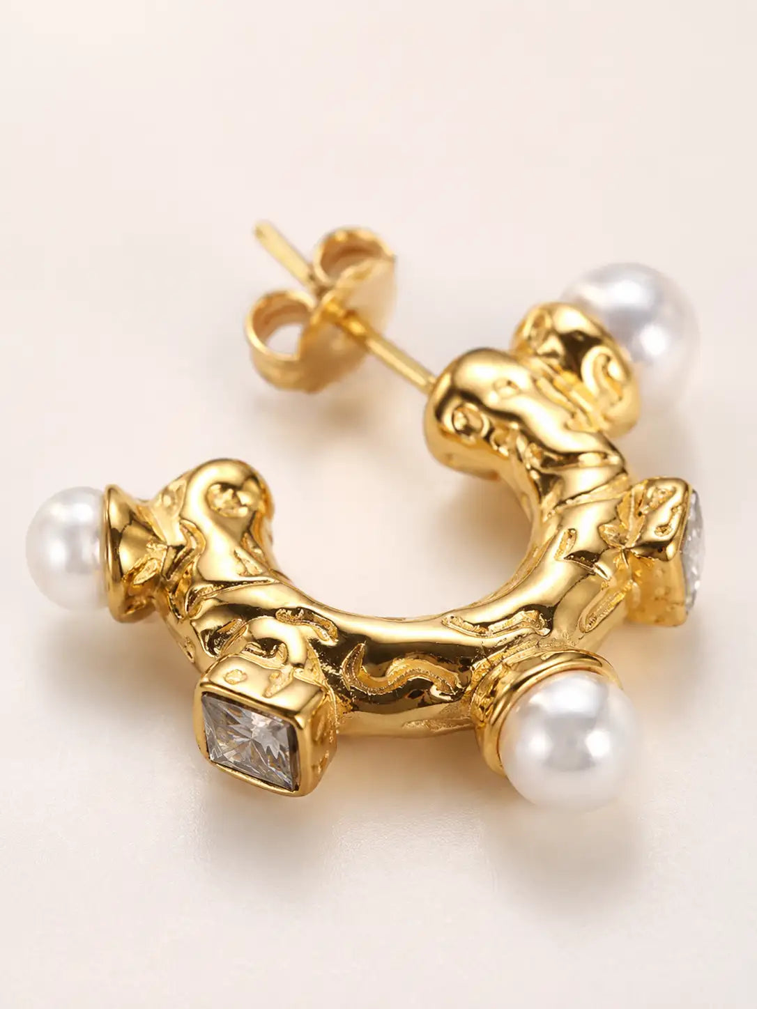 Perla Imperial – Aretes dorados en acero inoxidable con cristales