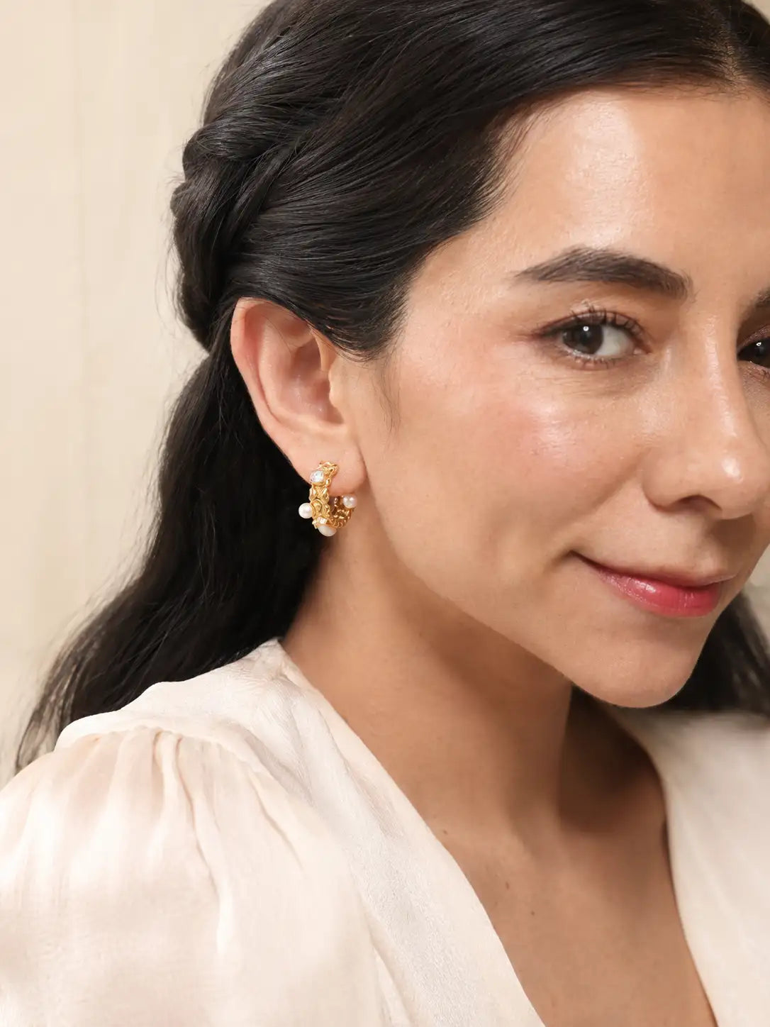 Perla Imperial – Aretes dorados en acero inoxidable con cristales