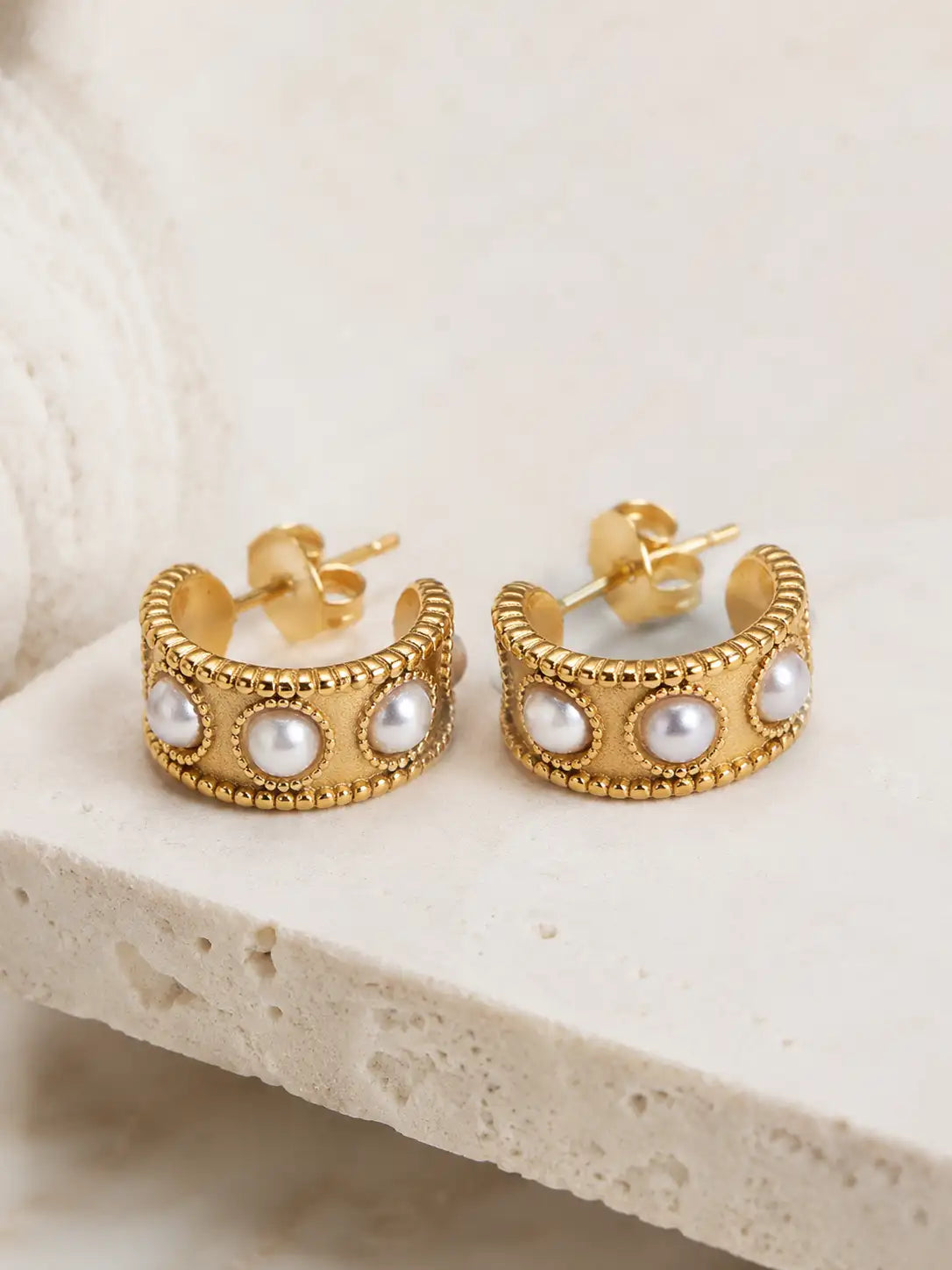 Perla Real – Aretes dorados en acero inoxidable con perlas