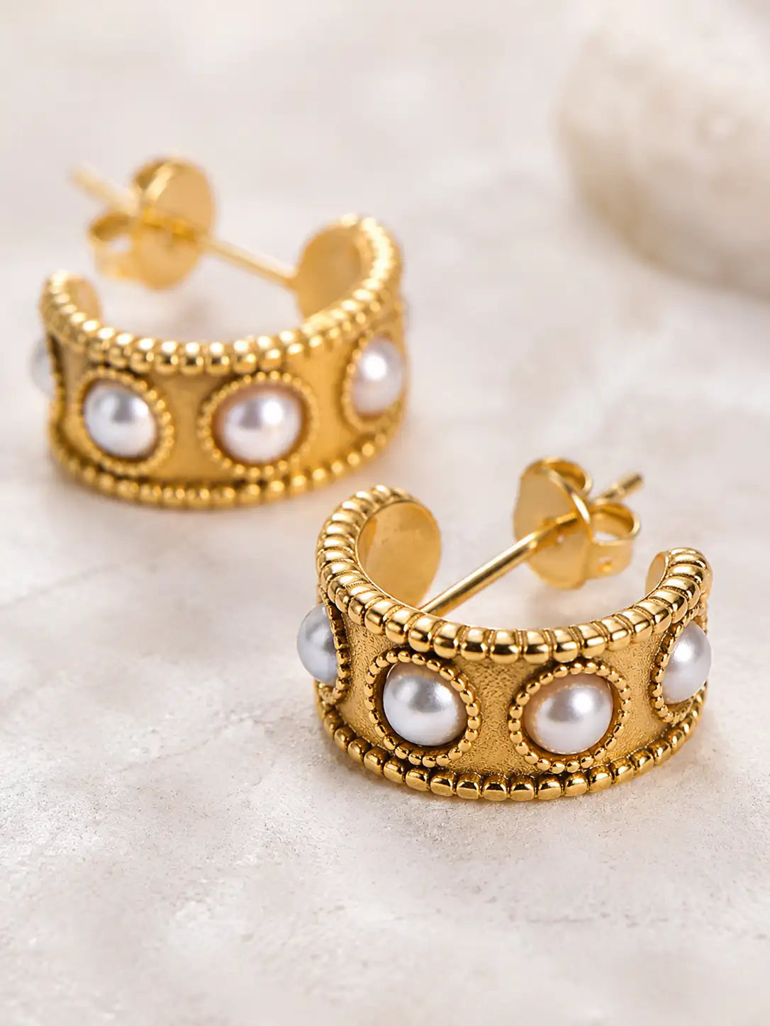 Perla Real – Aretes dorados en acero inoxidable con perlas