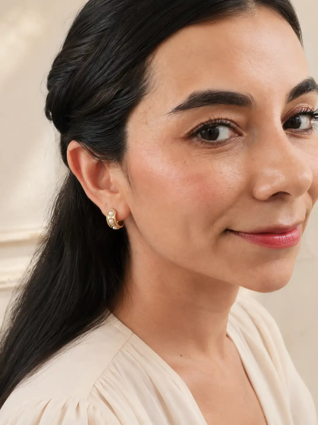 Perla Real – Aretes dorados en acero inoxidable con perlas