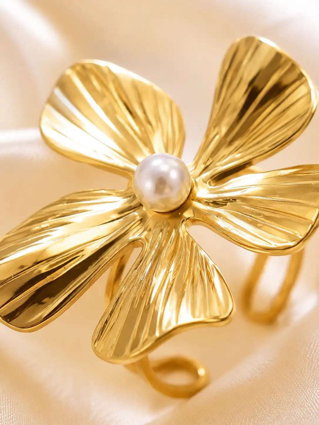 Brillo de Jardín – Anillo dorado tipo flor en acero inoxidable