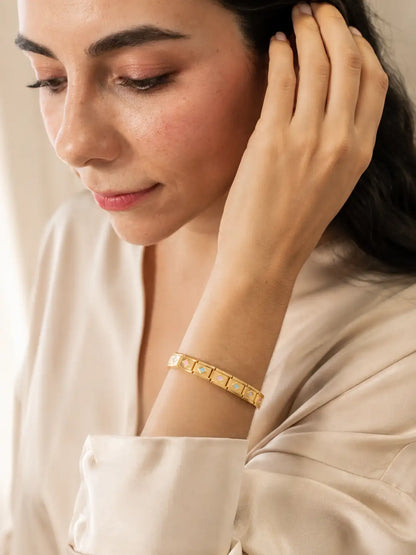 Dulce Geometría – Pulsera dorada con detalles esmaltados