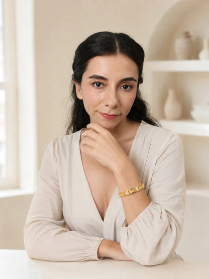 Dulce Geometría – Pulsera dorada con detalles esmaltados
