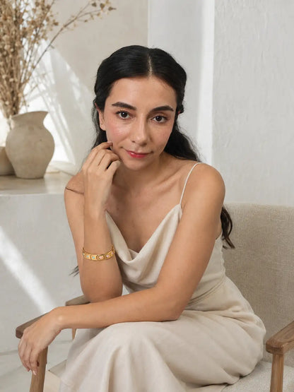 Dulce Geometría – Pulsera dorada con detalles esmaltados