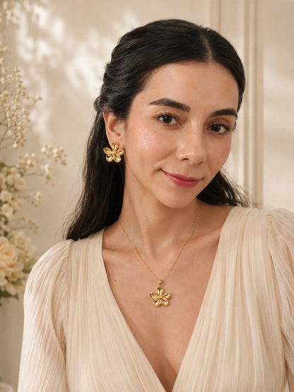 Flor Radiante – Set dorado con collar y aretes