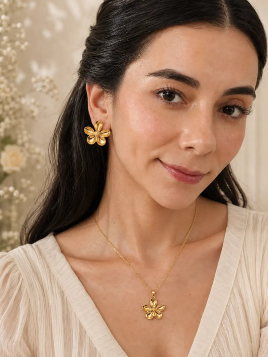 Flor Radiante – Set dorado con collar y aretes