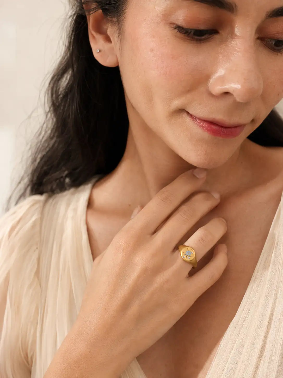 Destello Azul – Anillo dorado con detalle floral