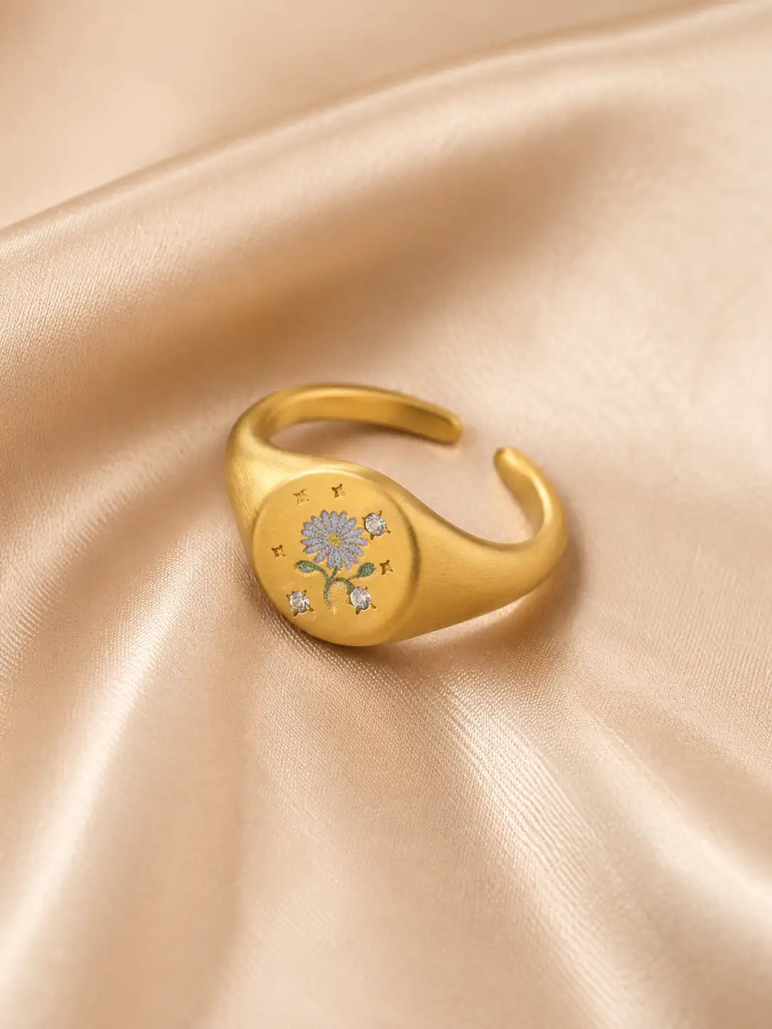 Destello Azul – Anillo dorado con detalle floral